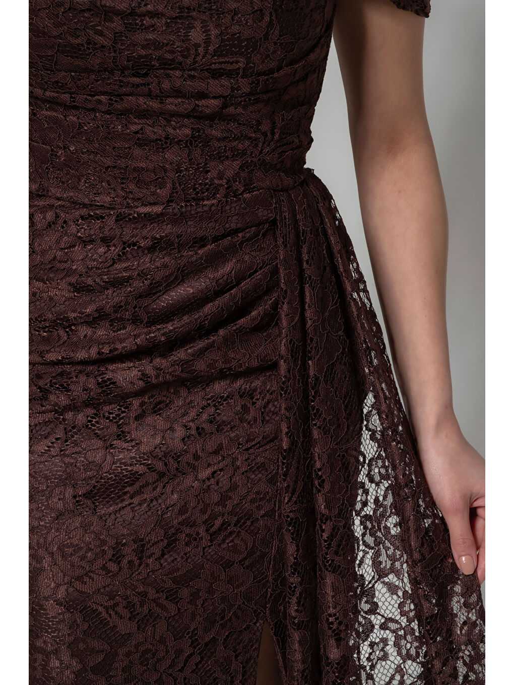 Kadın Kahverengi Kayık Yaka Dantelli Midi Abiye Elbise-4