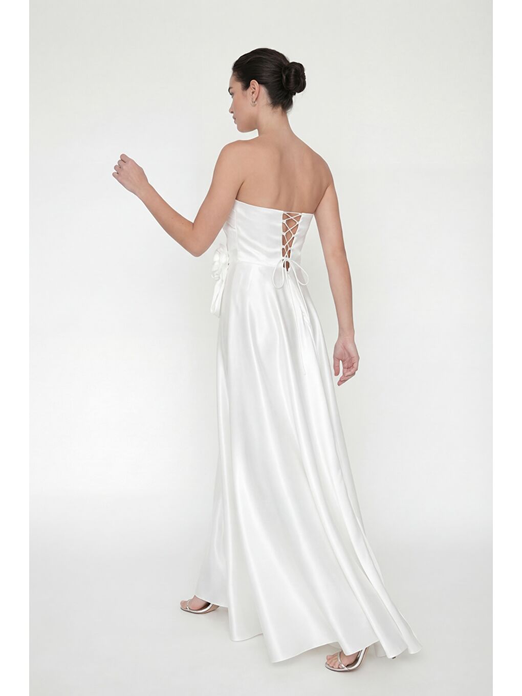 Kadın Beyaz Straplez Yaka Çiçek Detaylı Uzun Söz Nişan Nikah Abiye-5