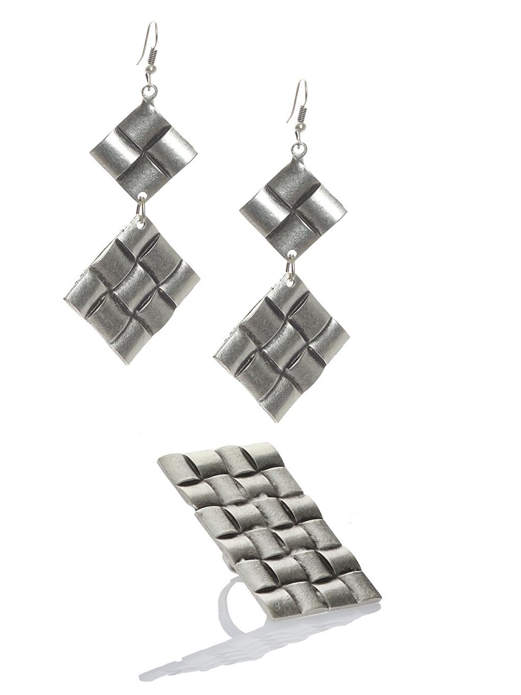 Gri Kadın Antik Gümüş Kaplama Geometrik Formlu Kabartma Örgü Dokulu Sallantılı Model Küpe & Yüzük Se