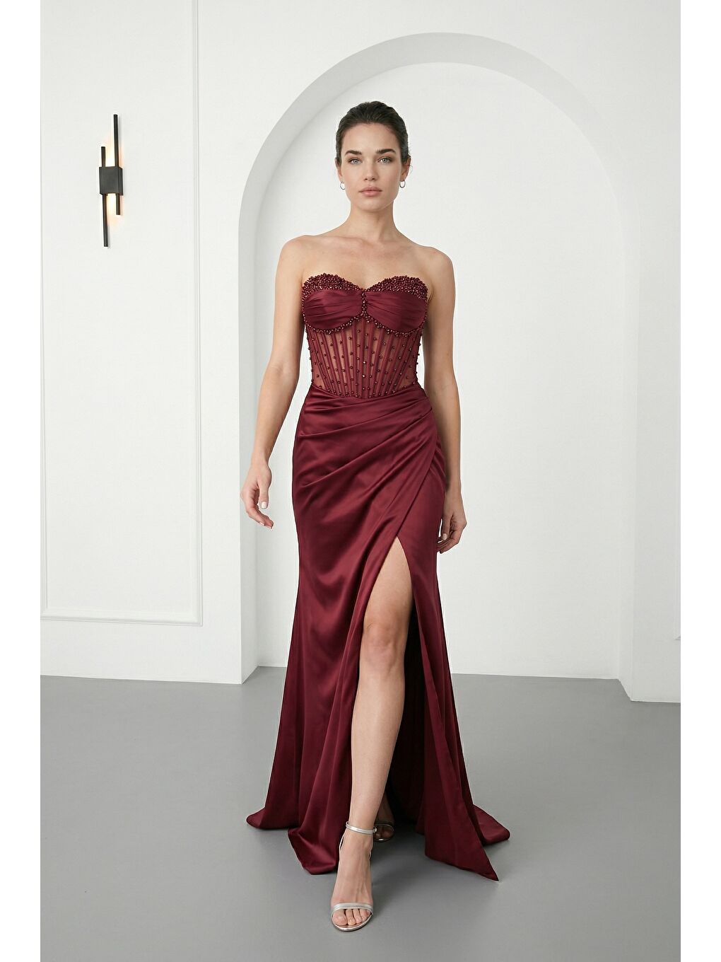 Kadın Bordo Dar Kalıp Straplez Boncuklu Uzun Saten Abiye Elbise