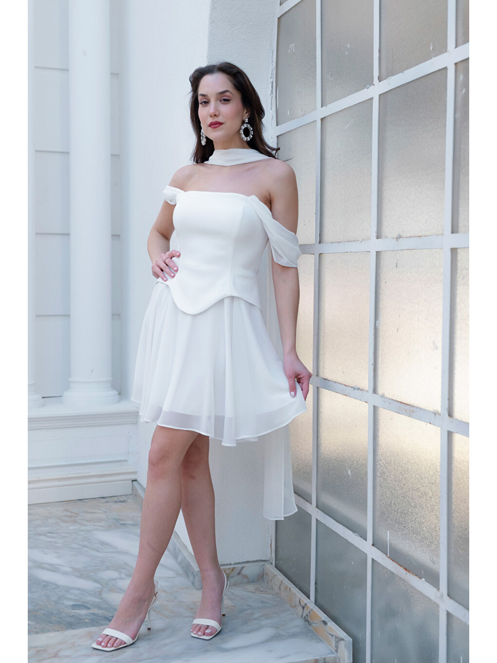 Kadın Beyaz Şal Detay Mini Şifon Mezuniyet Abiye Elbise-1