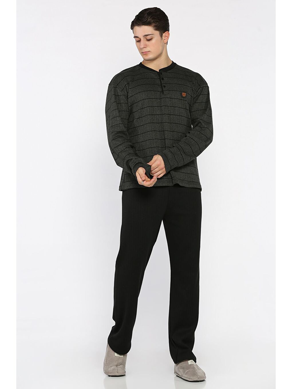 Siyah Erkek Yarım Düğmeli Çizgi Desenli Amblem Detaylı Pijama Takımı-1