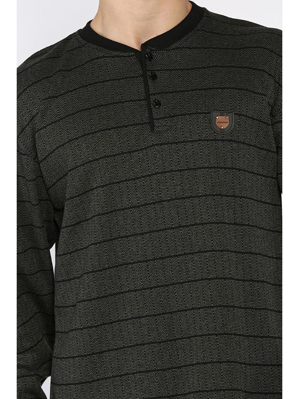 Siyah Erkek Yarım Düğmeli Çizgi Desenli Amblem Detaylı Pijama Takımı-3