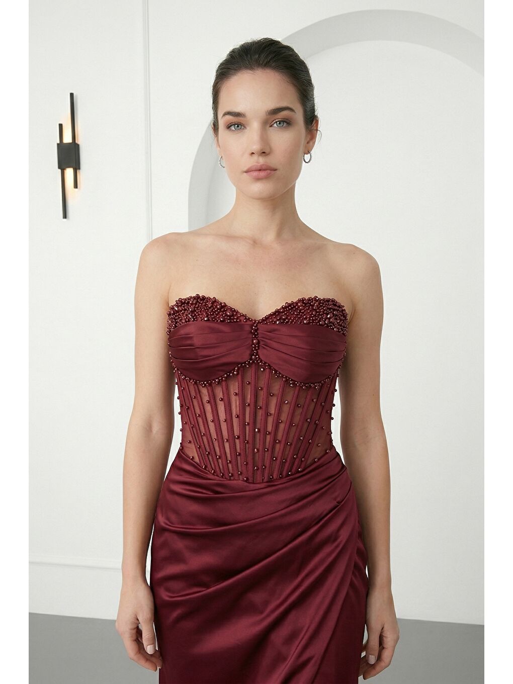 Kadın Bordo Dar Kalıp Straplez Boncuklu Uzun Saten Abiye Elbise-2