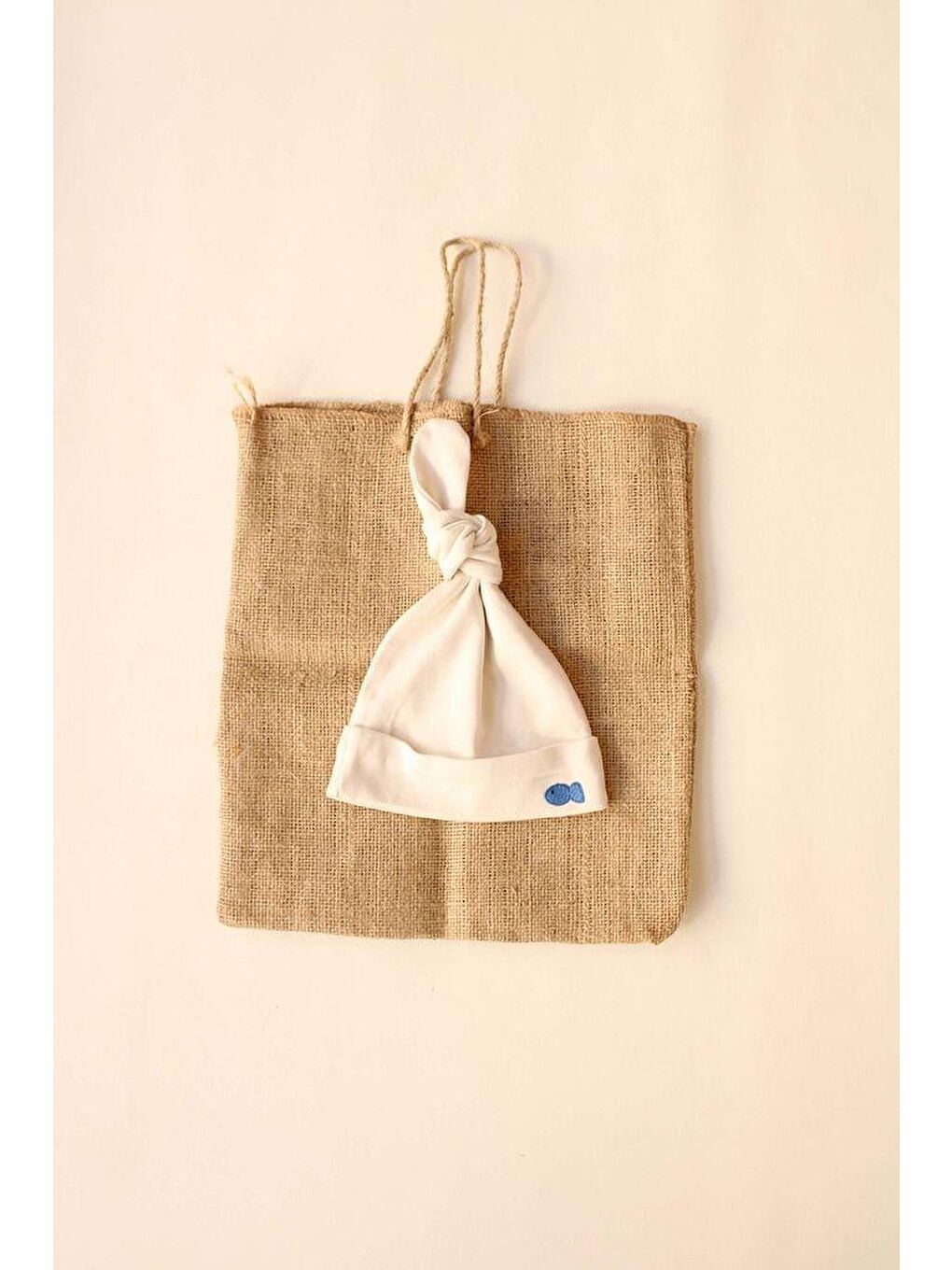 Bej Balık Nakışlı Yenidoğan Şapka