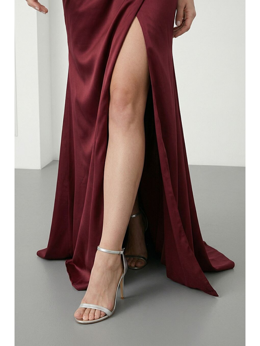 Kadın Bordo Dar Kalıp Straplez Boncuklu Uzun Saten Abiye Elbise-3