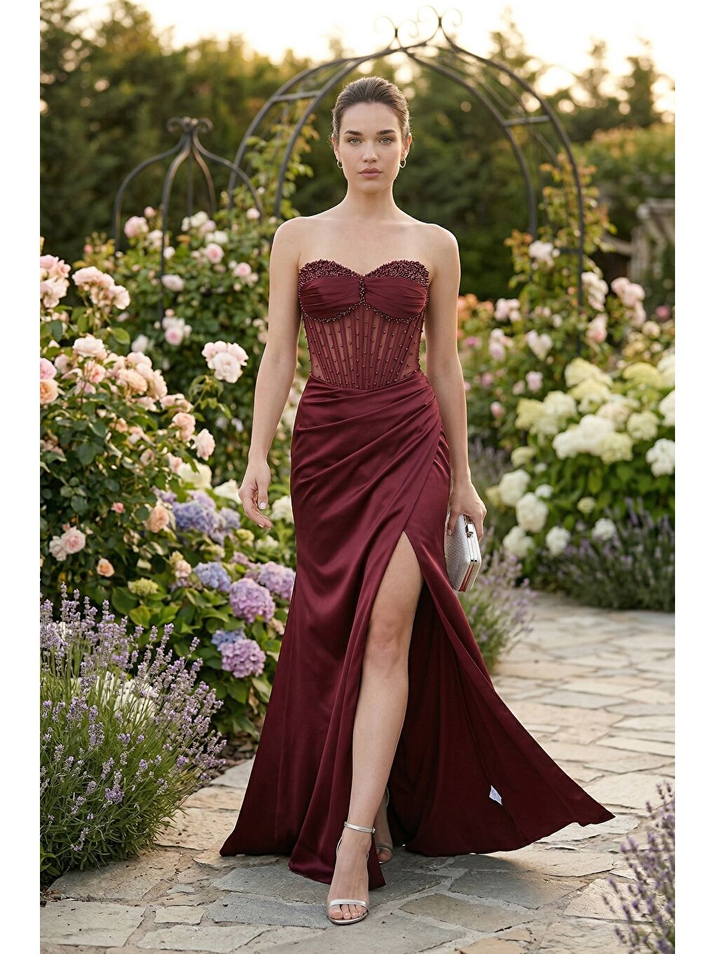 Kadın Bordo Dar Kalıp Straplez Boncuklu Uzun Saten Abiye Elbise-4