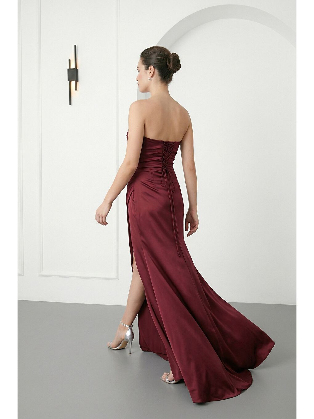 Kadın Bordo Dar Kalıp Straplez Boncuklu Uzun Saten Abiye Elbise-5