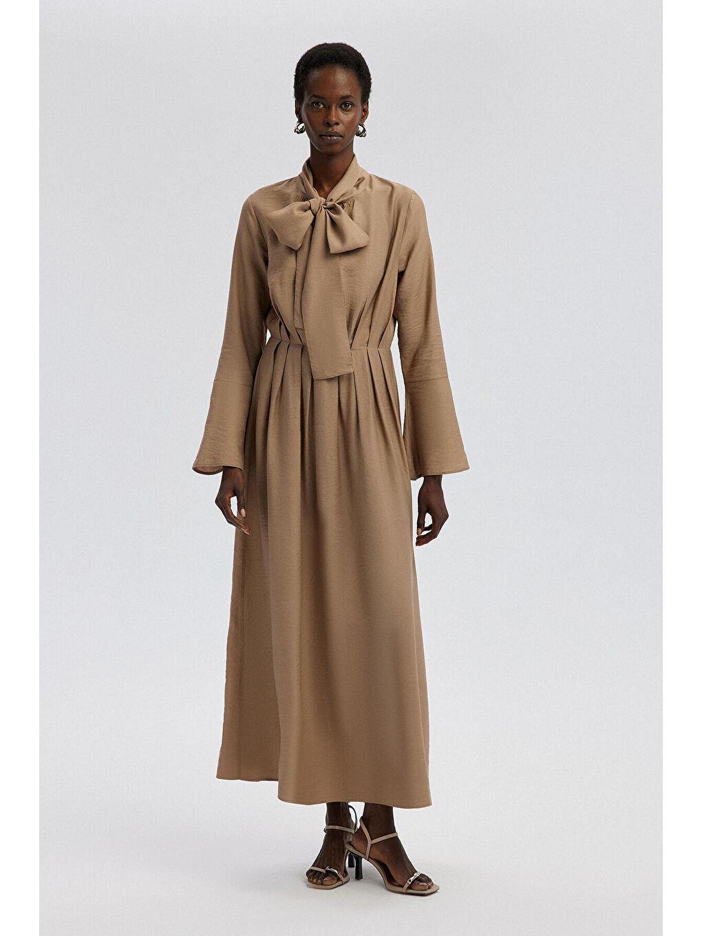 Bej Doğal Dokulu Pileli Elbise