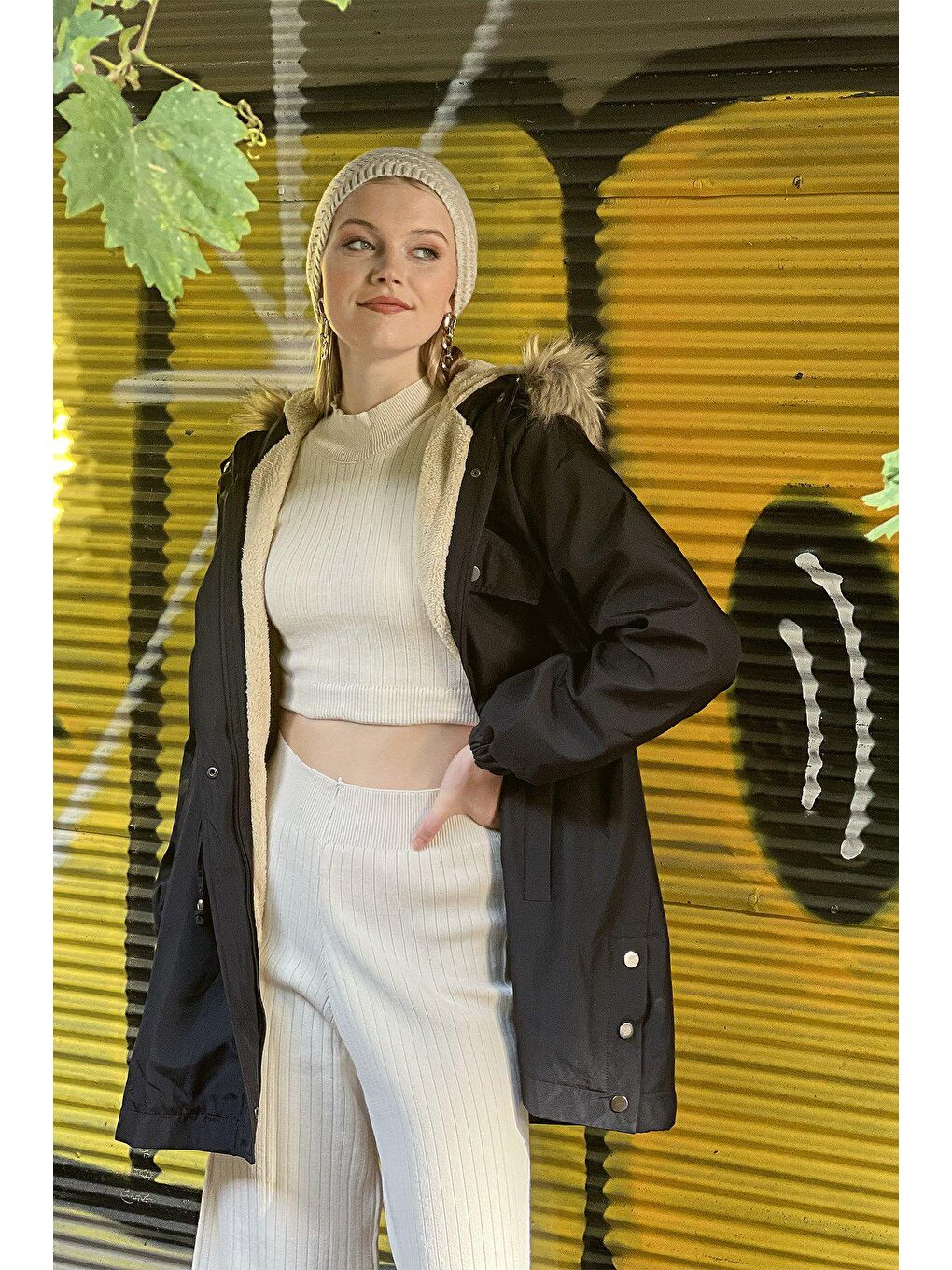 Siyah Beli Bağcıklı Kapşonlu Çıtçıt Düğmeli KABAN