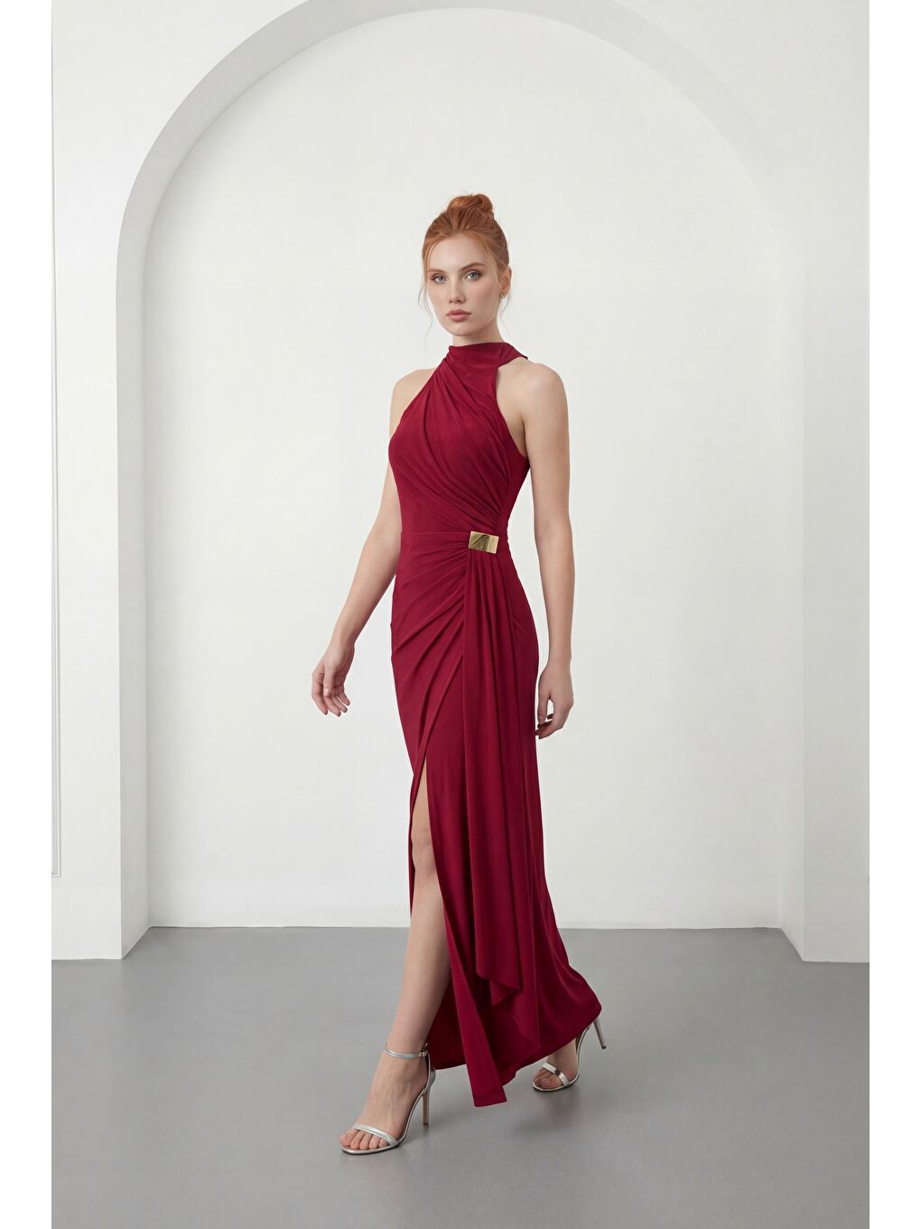 Kadın Bordo Halter Yaka Aksesuar Detay Uzun Abiye Elbise-1