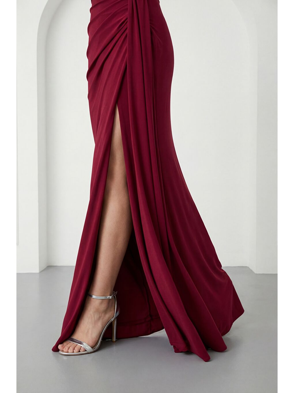 Kadın Bordo Halter Yaka Aksesuar Detay Uzun Abiye Elbise-3