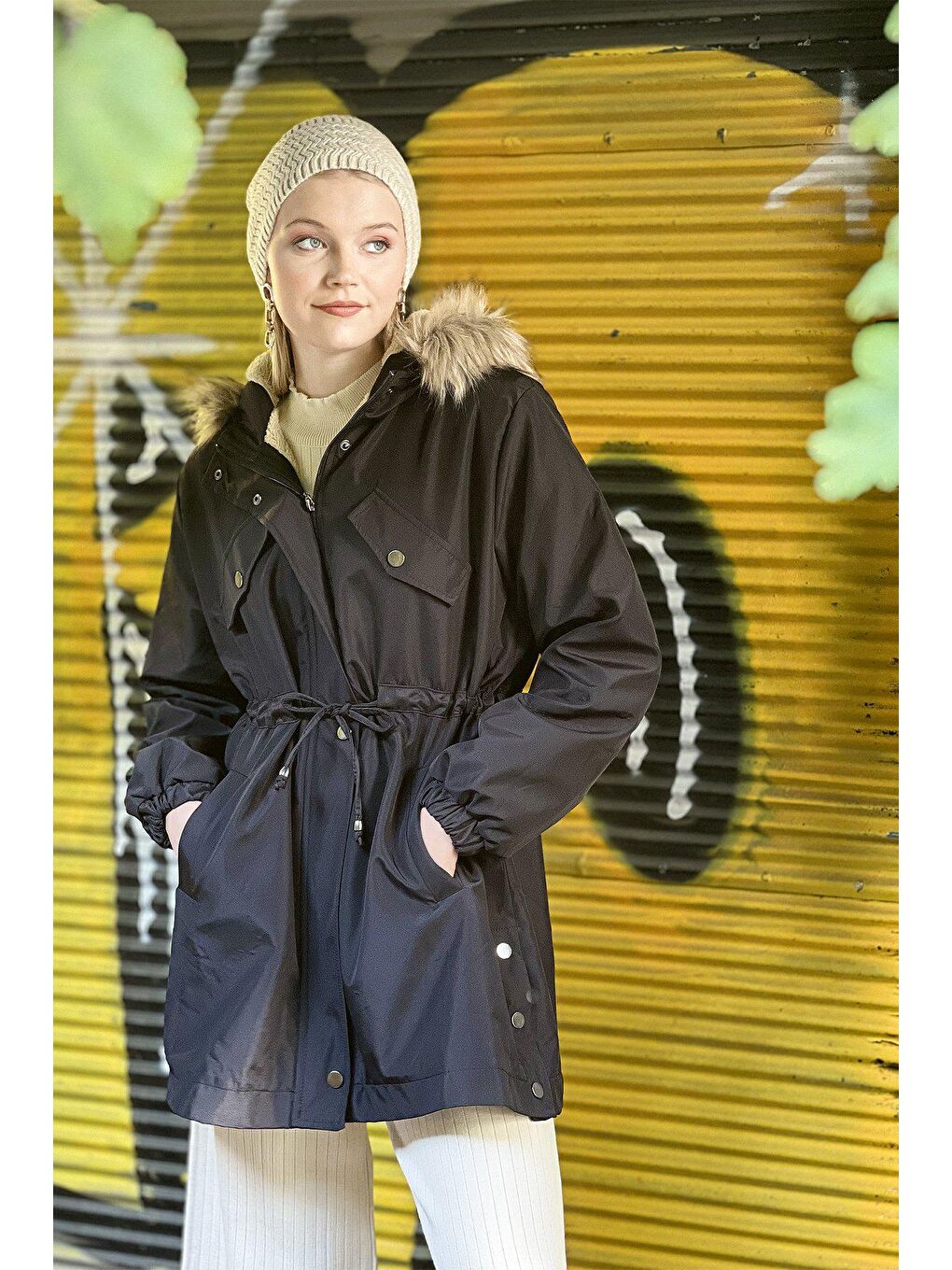 Siyah Beli Bağcıklı Kapşonlu Çıtçıt Düğmeli KABAN-2