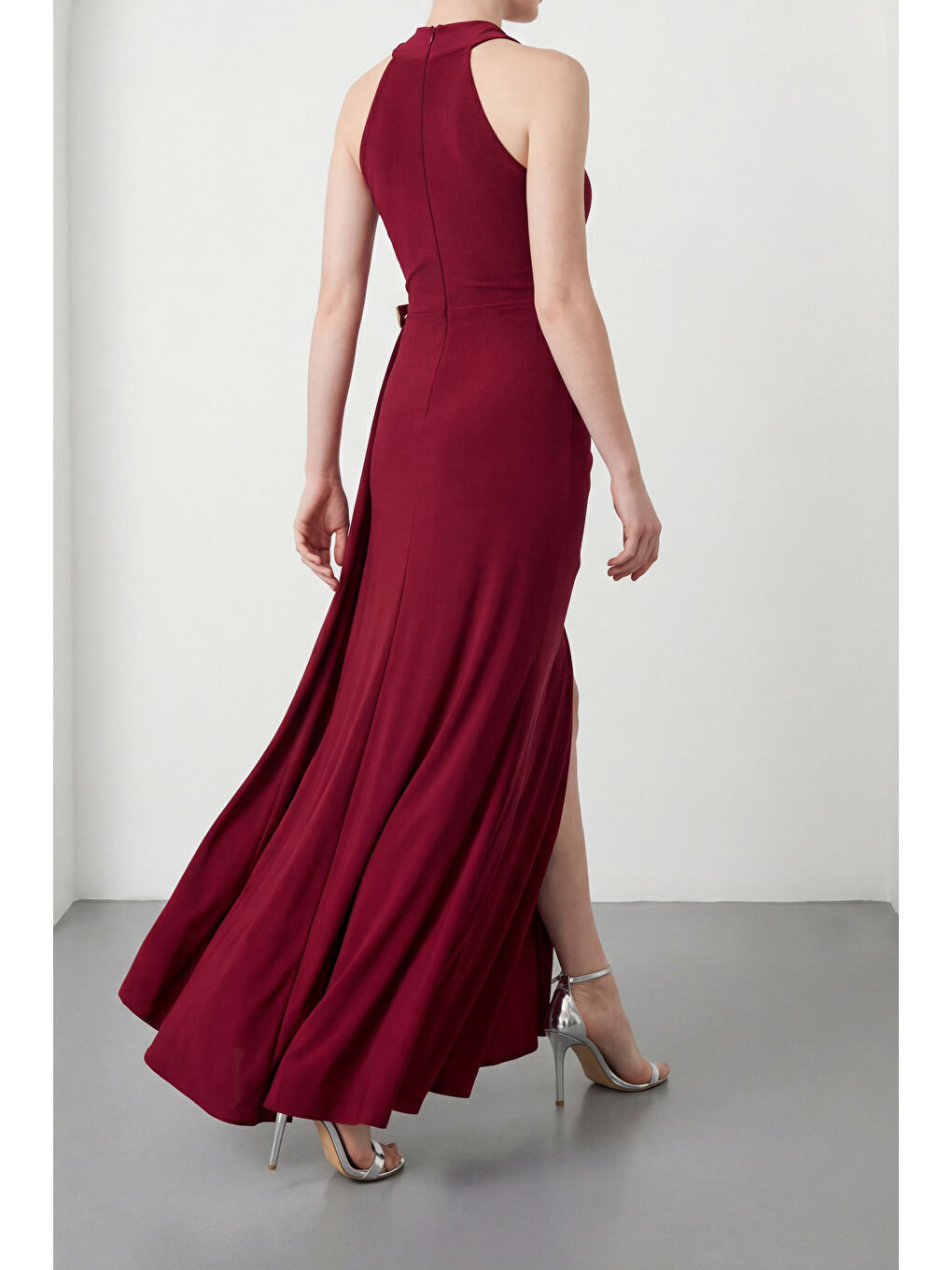 Kadın Bordo Halter Yaka Aksesuar Detay Uzun Abiye Elbise-5