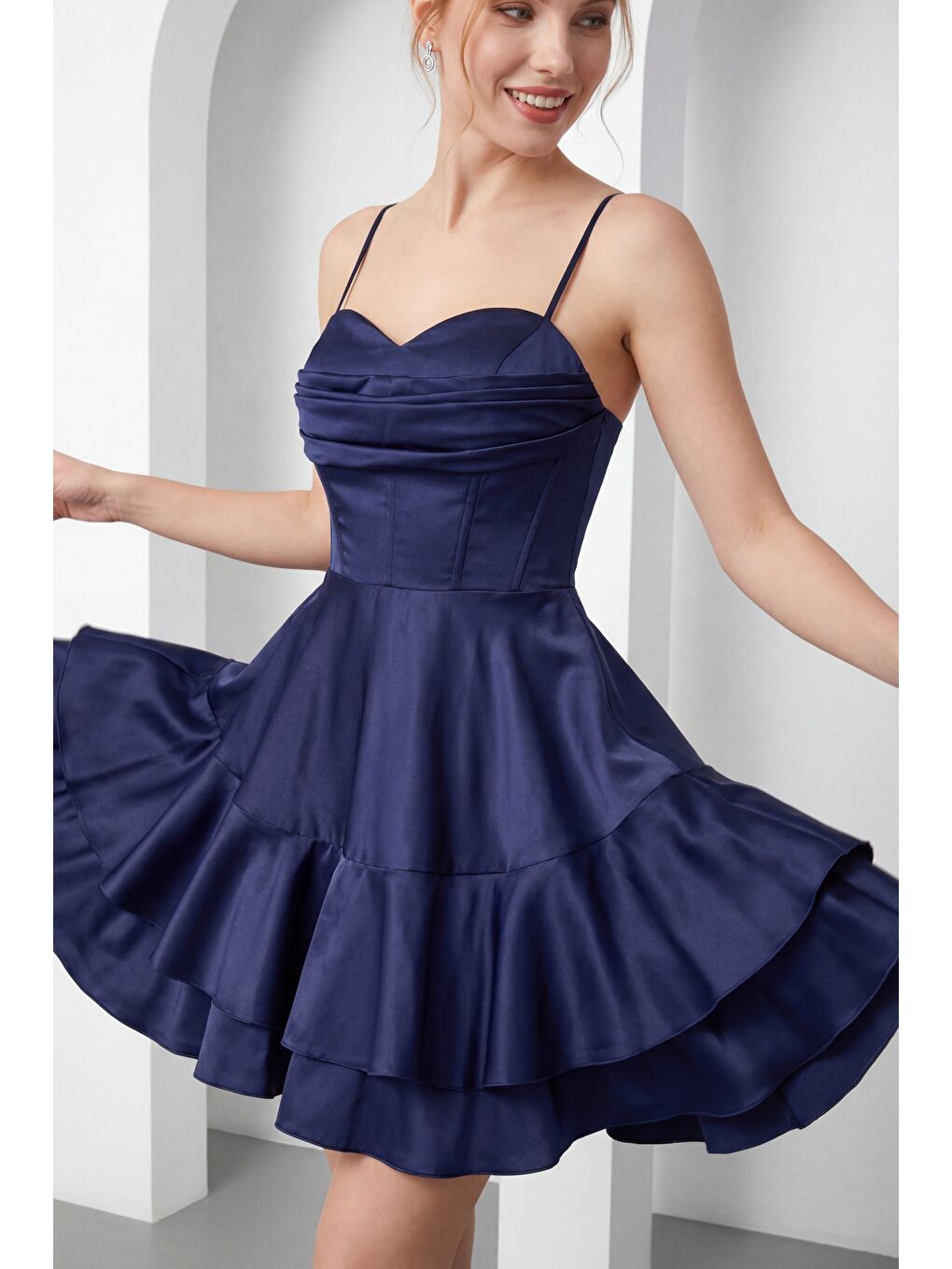 Kadın Lacivert İnce Askılı Volanlı Mini Saten Mezuniyet Abiye Elbise-2