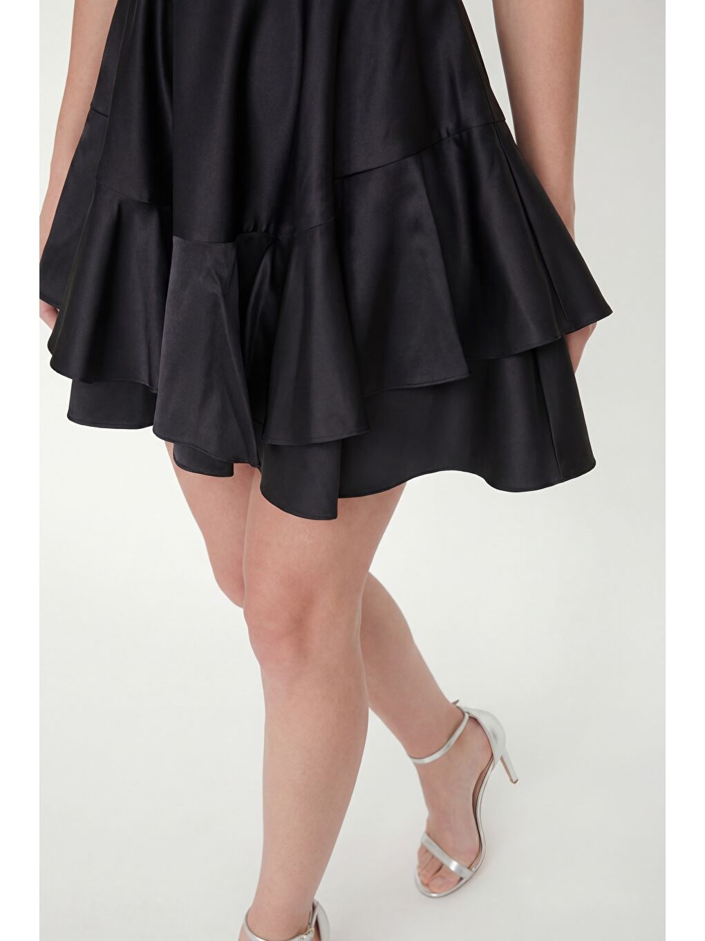 Kadın Siyah İnce Askılı Volanlı Mini Saten Mezuniyet Abiye Elbise-3