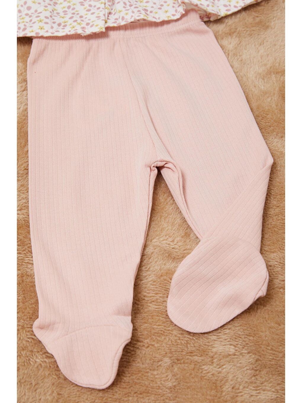 Pembe Yaprak Desenli Fiyonklu Şapkalı Kız Bebek Yenidoğan 3lü Takım 17624-2