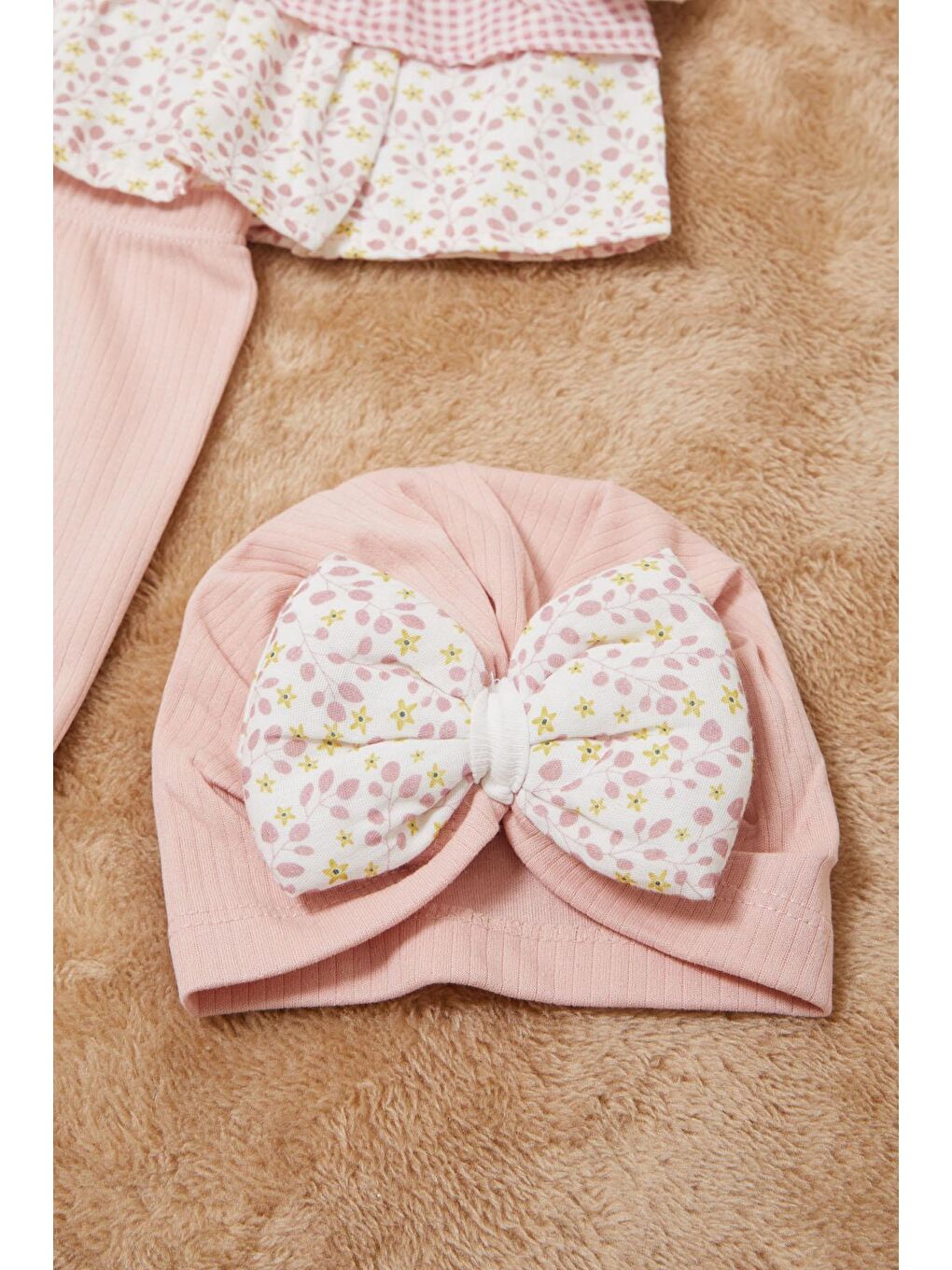 Pembe Yaprak Desenli Fiyonklu Şapkalı Kız Bebek Yenidoğan 3lü Takım 17624-3