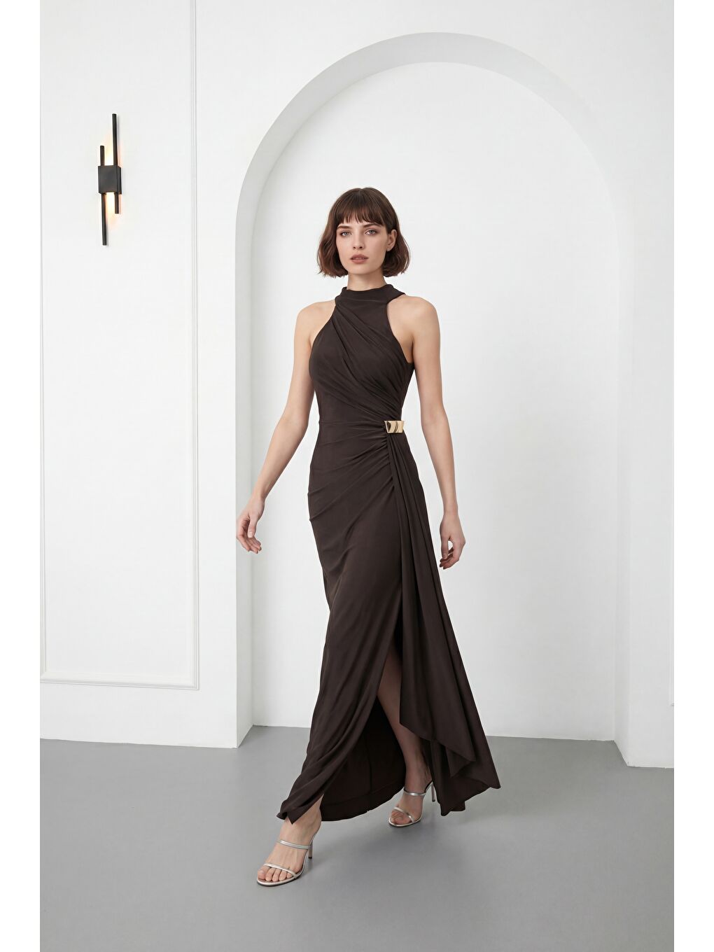 Kadın Kahverengi Halter Yaka Aksesuar Detay Uzun Abiye Elbise