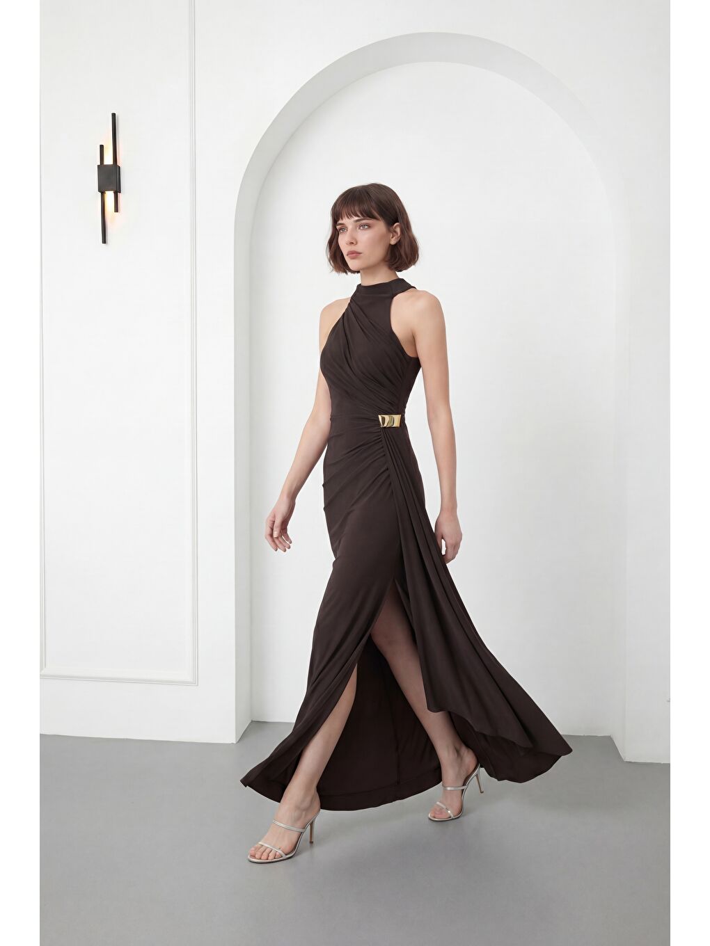 Kadın Kahverengi Halter Yaka Aksesuar Detay Uzun Abiye Elbise-1