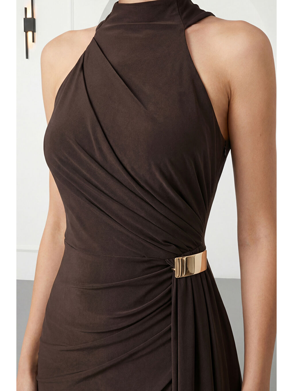 Kadın Kahverengi Halter Yaka Aksesuar Detay Uzun Abiye Elbise-2
