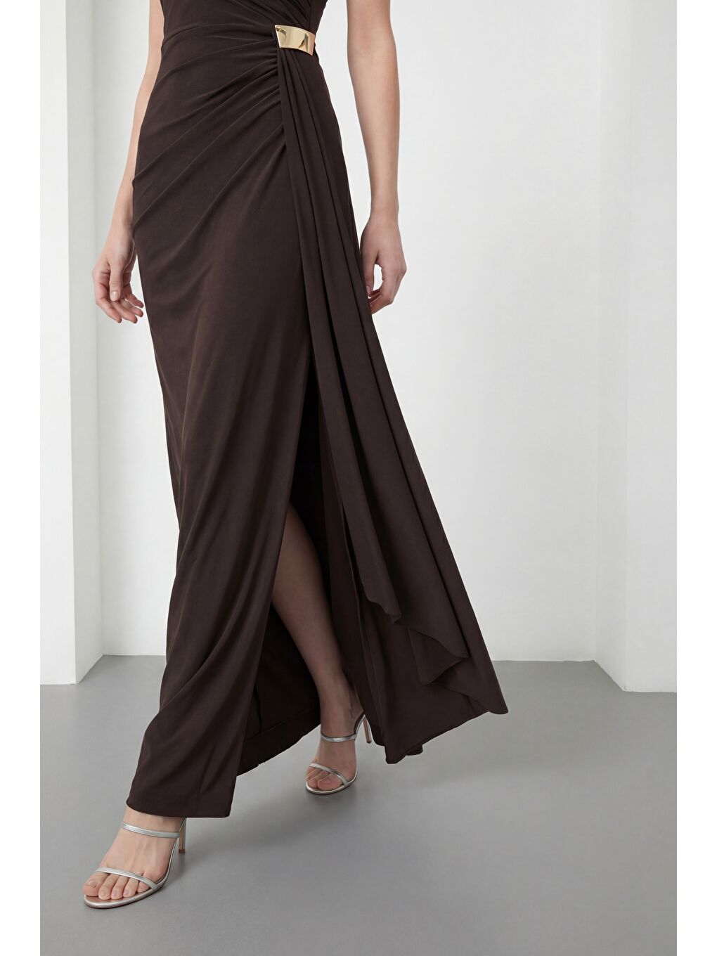 Kadın Kahverengi Halter Yaka Aksesuar Detay Uzun Abiye Elbise-3