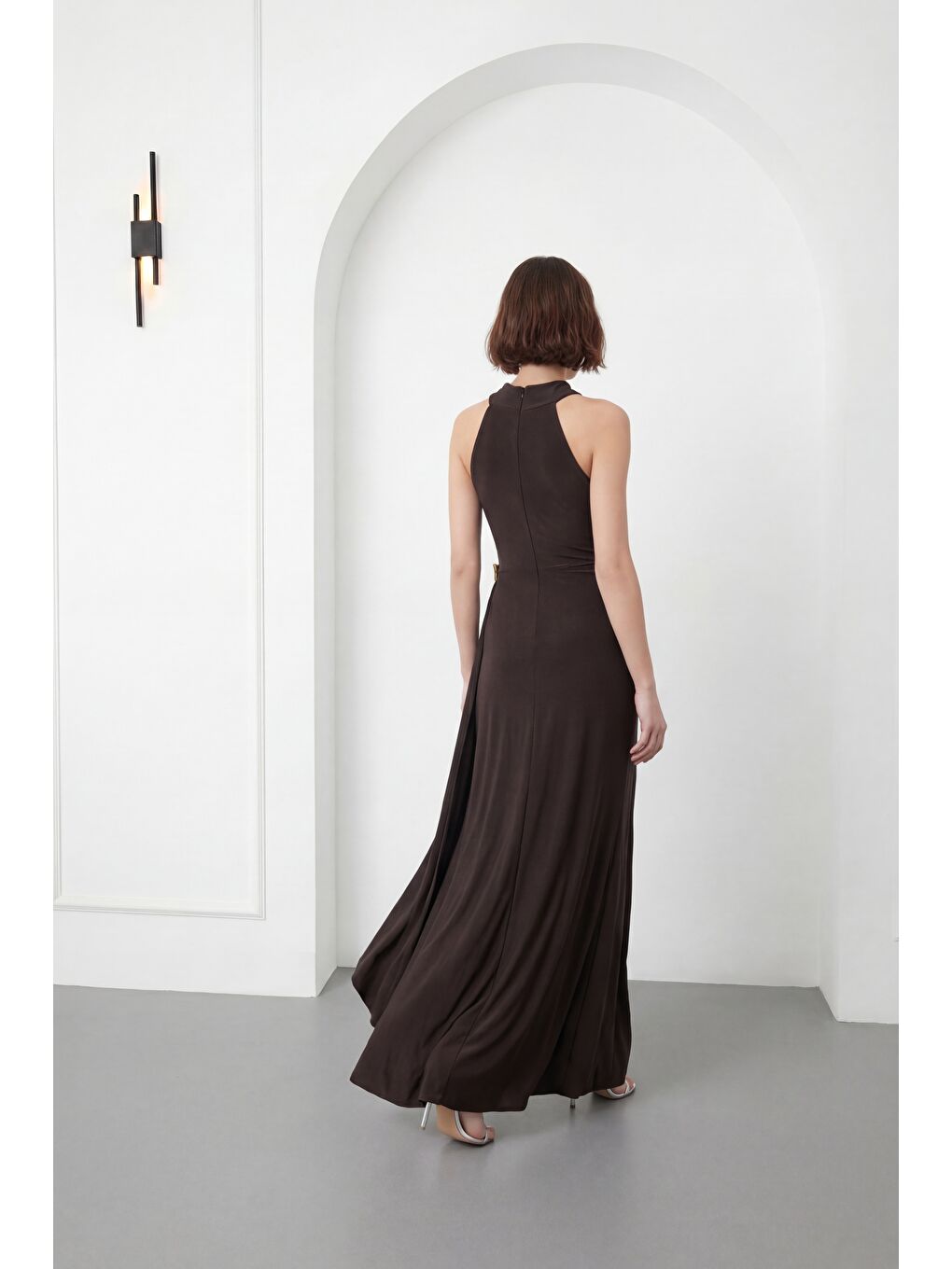 Kadın Kahverengi Halter Yaka Aksesuar Detay Uzun Abiye Elbise-5