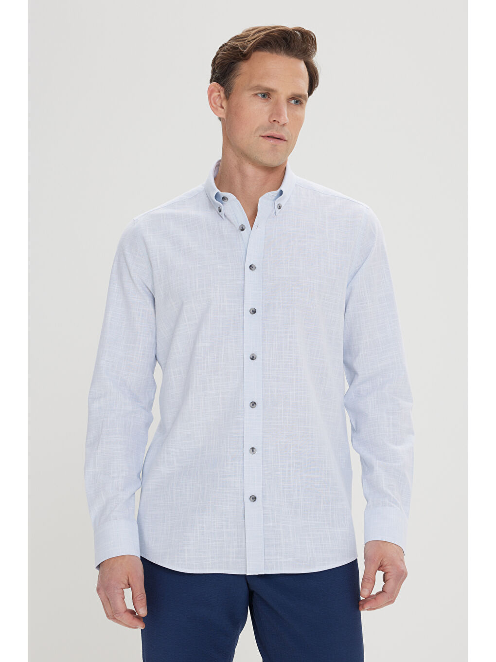 Erkek Mavi Dar Kesim Düğmeli Yaka Keten Görünümlü %100 Pamuk Flamlı Gömlek