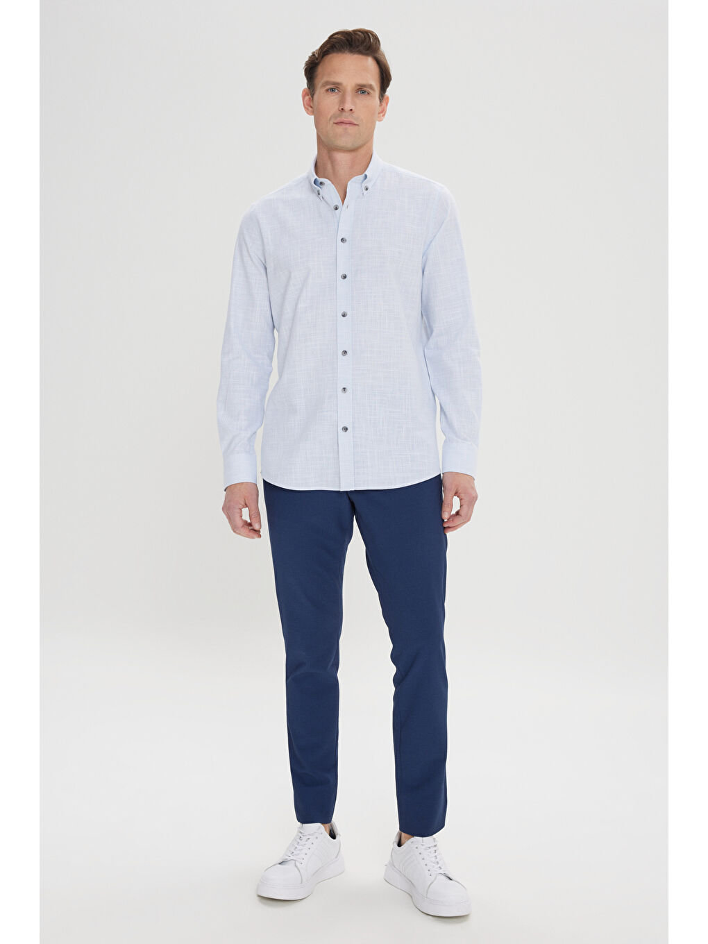 Erkek Mavi Dar Kesim Düğmeli Yaka Keten Görünümlü %100 Pamuk Flamlı Gömlek-1