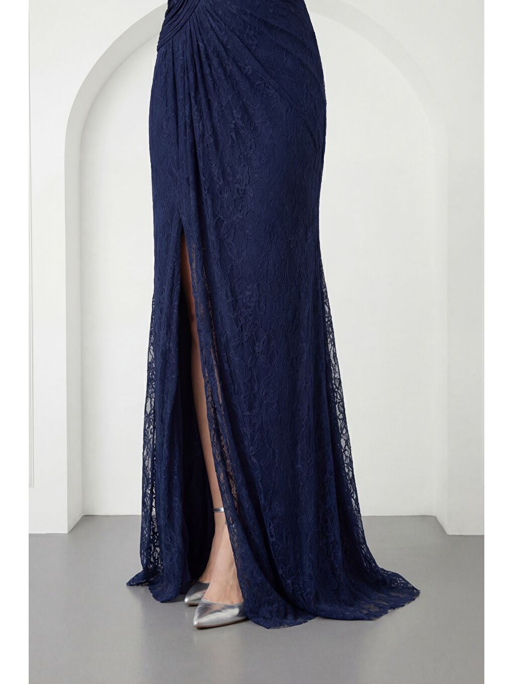 Kadın Lacivert Göğüs Detaylı Uzun Dantel Abiye Elbise-3