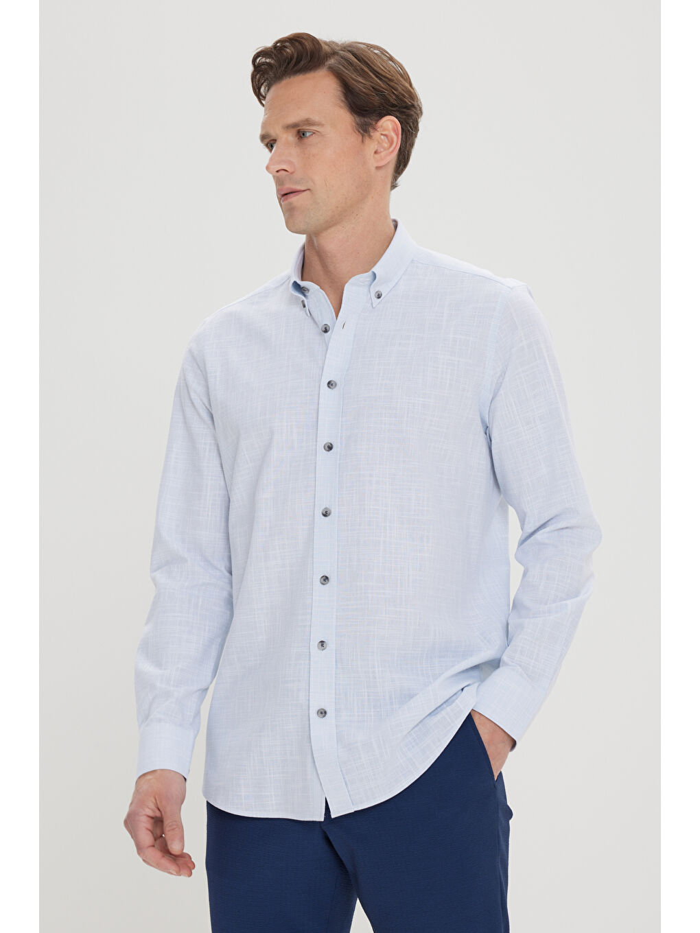 Erkek Mavi Dar Kesim Düğmeli Yaka Keten Görünümlü %100 Pamuk Flamlı Gömlek-3