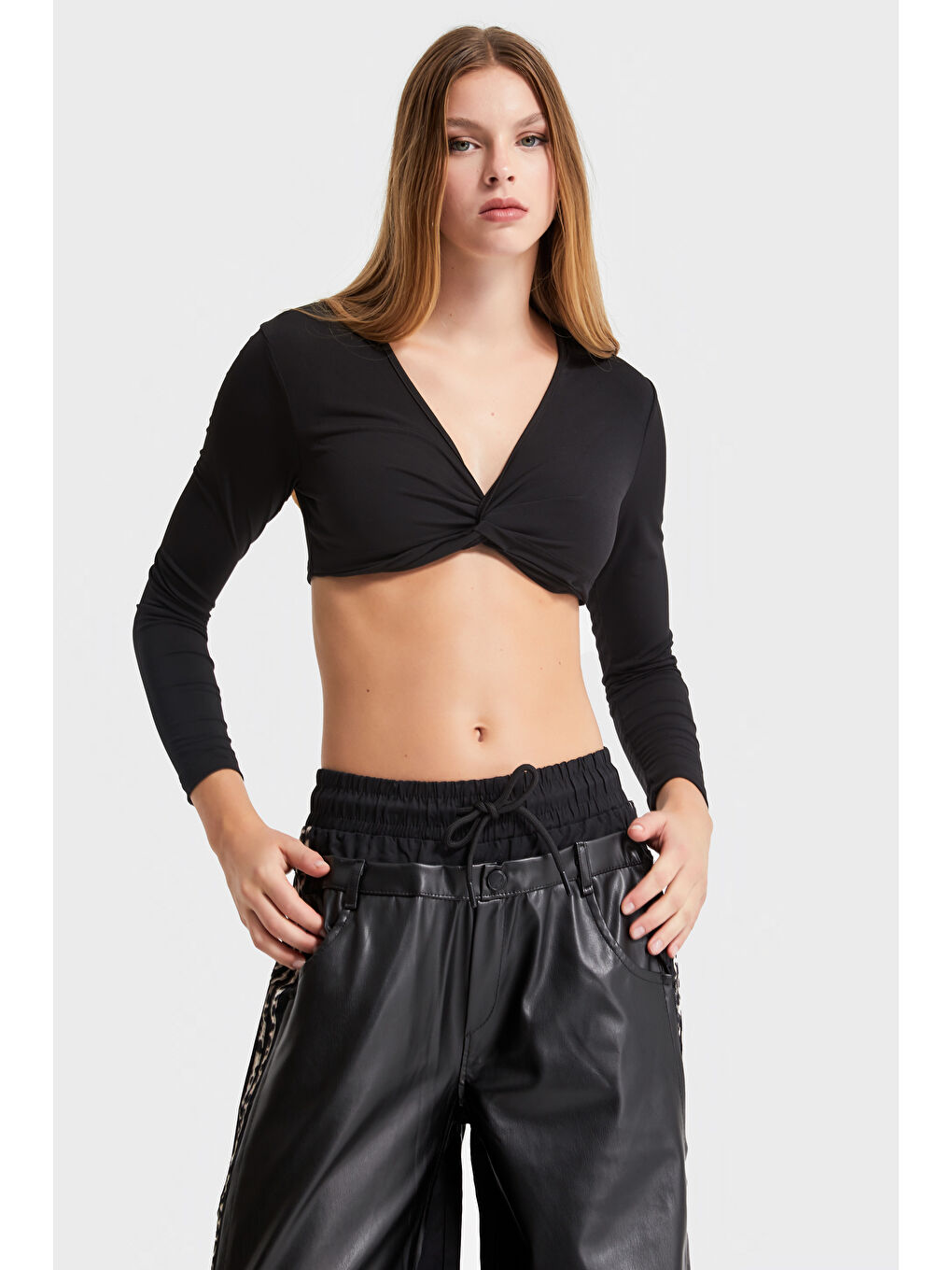 it's basic Kadın Siyah Renk Esnek Kumaş Crop Fit Top