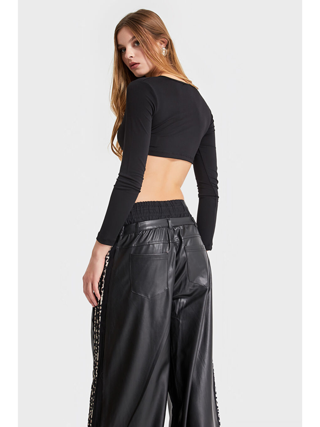 it's basic Kadın Siyah Renk Esnek Kumaş Crop Fit Top - 1