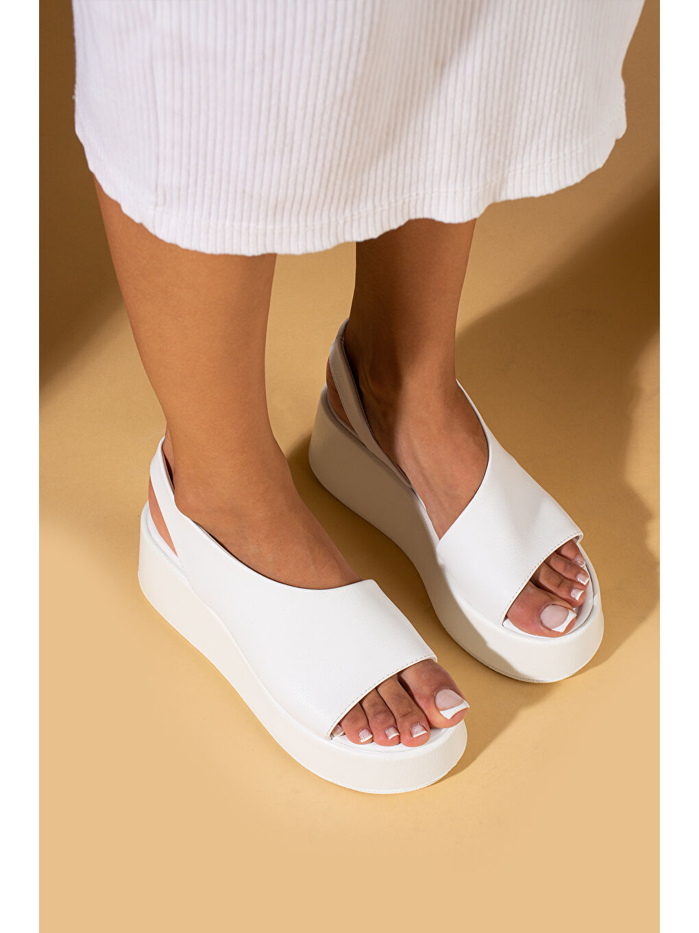 Beyaz Önü Açık Dolgo Topuklu Comfort Taban Kadın Sandalet 36-39-24