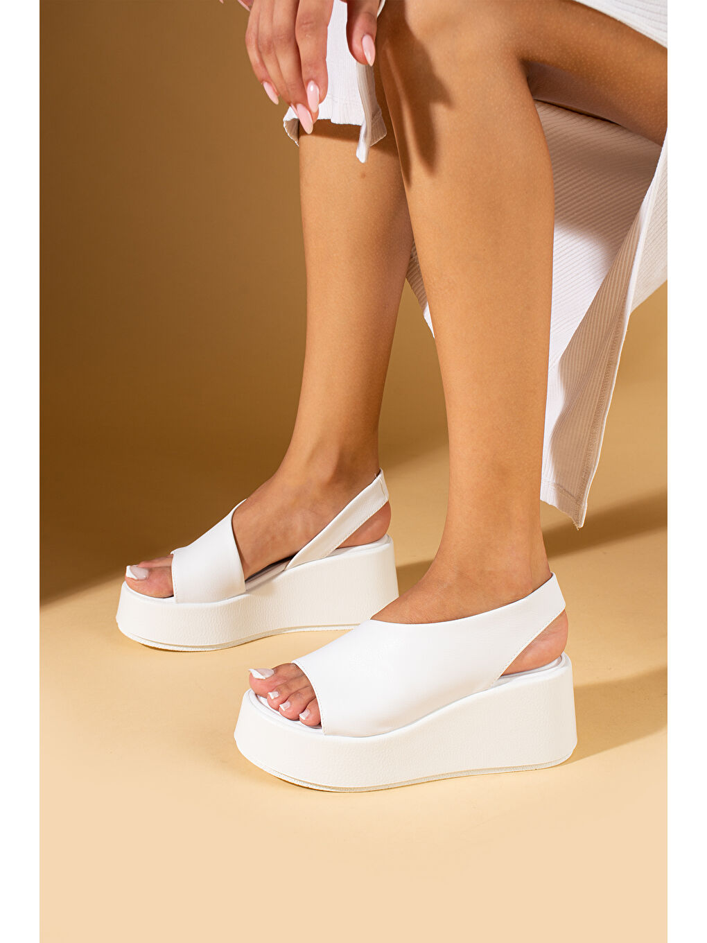 Beyaz Önü Açık Dolgo Topuklu Comfort Taban Kadın Sandalet 36-39-24-2