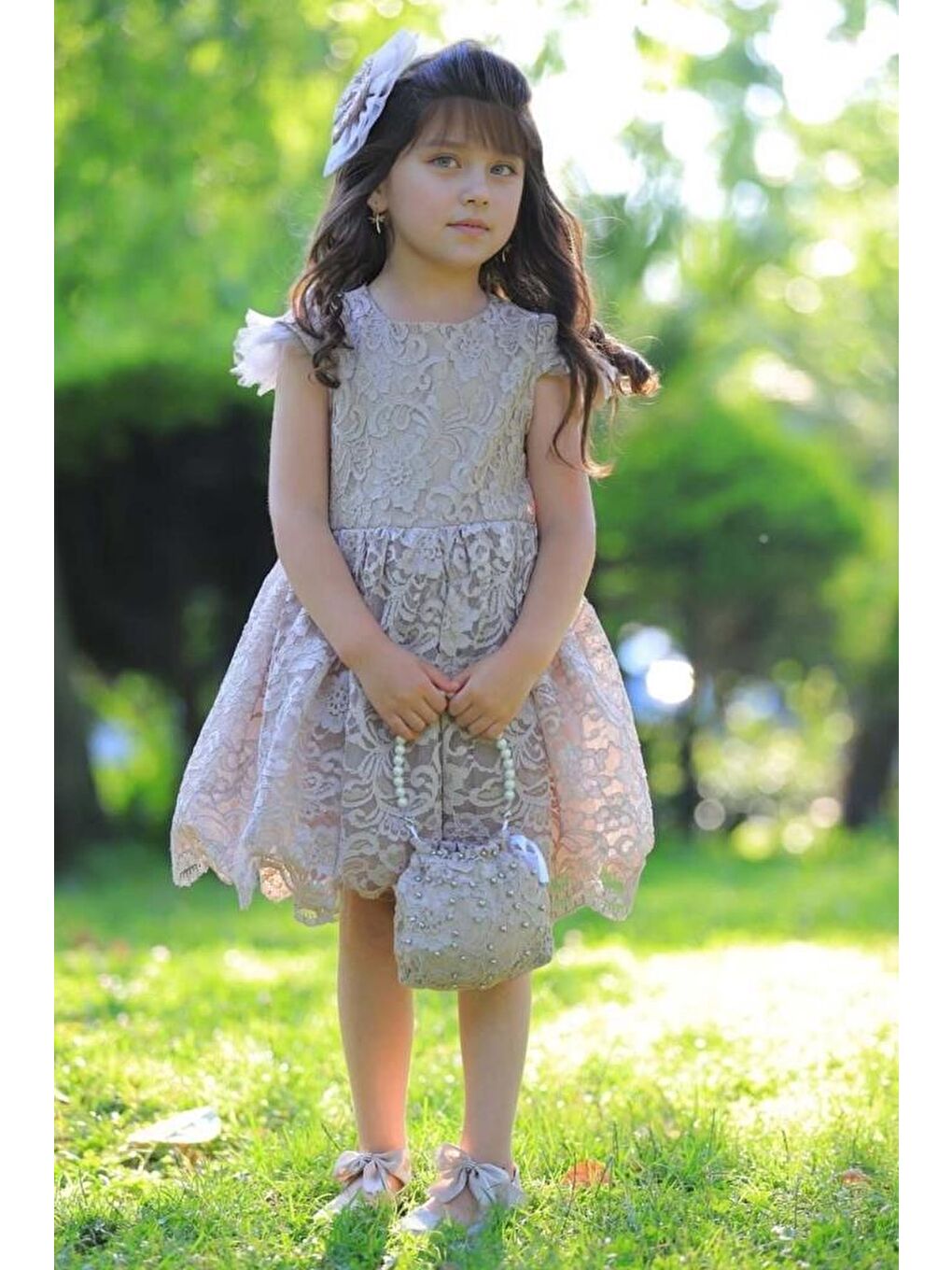 Kız Çocuk Üzeri Boydan Dantel Güpür İşlemeli Şeffaf Tüllü Sıfır Kol Bej Elbise