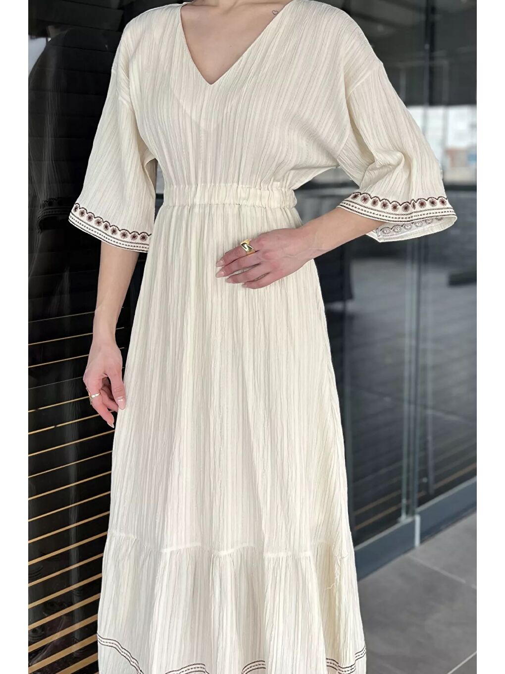 Bej Kadın V Yaka Bel Lastikli Nakış Detaylı Salaş Elbise-3