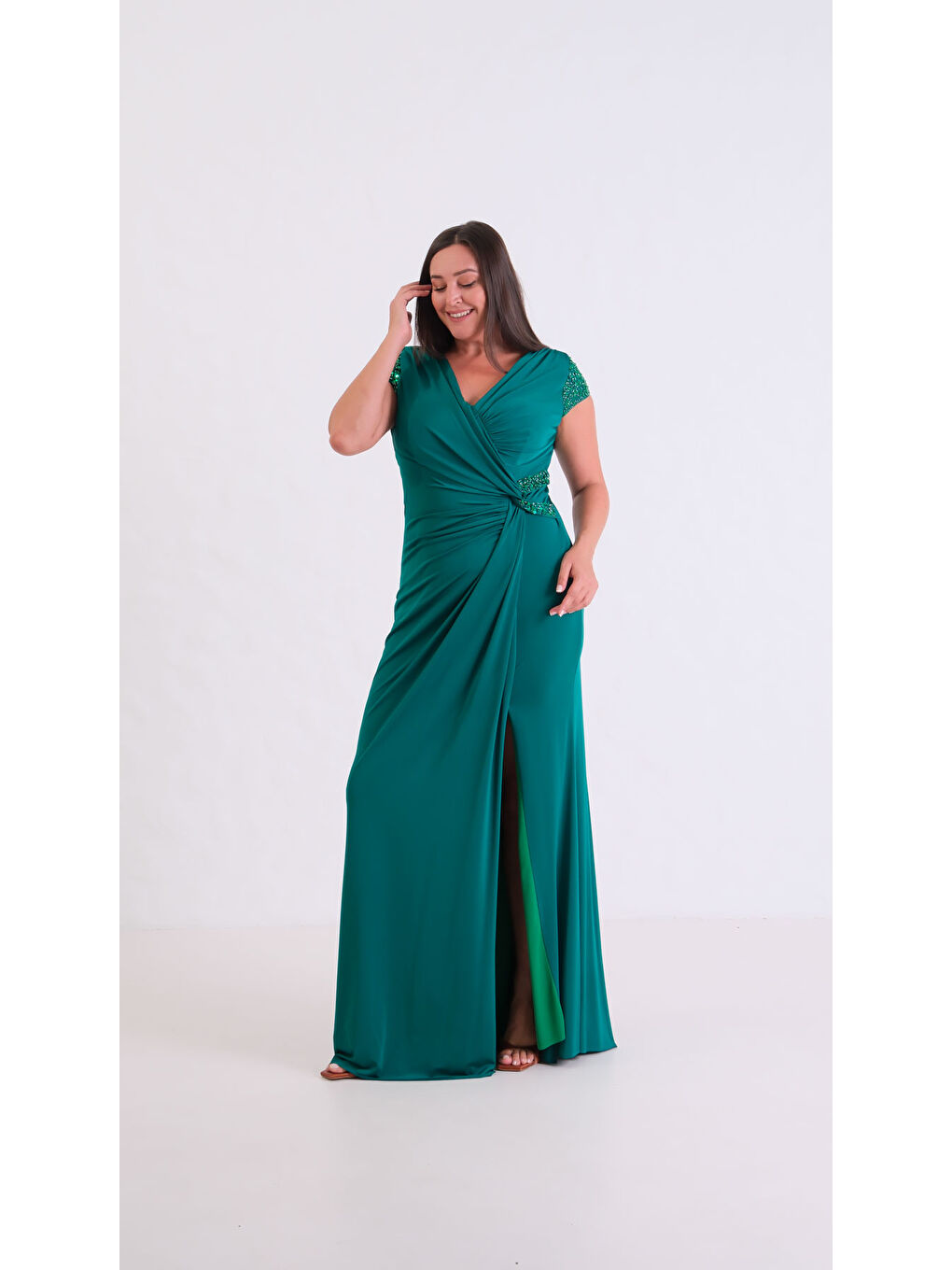 Kadın Zümrüt Yeşili Kruvaze Yaka Boncuklu Büyük Beden Uzun Abiye Elbise-1