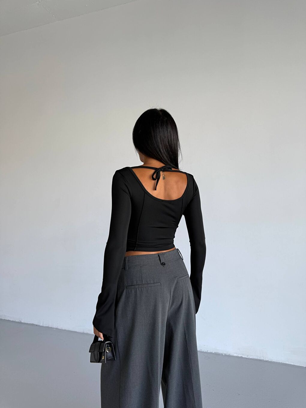 Siyah Dalgıç Kumaş Sırt Bağlamalı Kol Detay Bluz-3