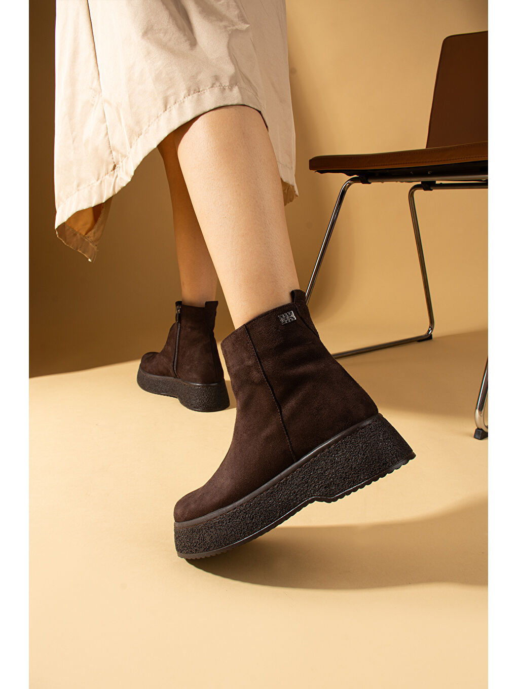 Kahverengi Toka Detaylı Kalın Taban Fermuarlı Sıcak Astar Kadın Bot 59-902-24Süet-2