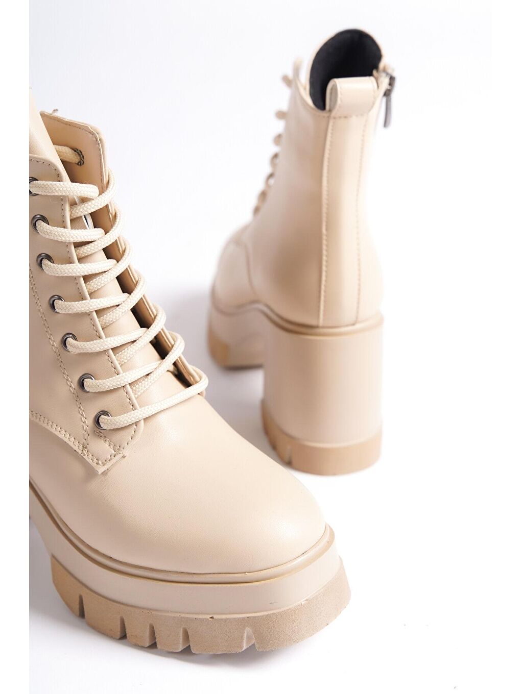 Bej Yuvarlak Burunlu Bağcıklı Orta Topuklu Kadın Bot-1