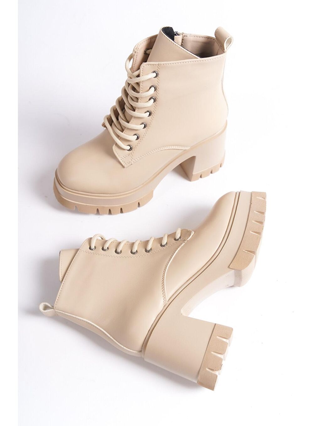 Bej Yuvarlak Burunlu Bağcıklı Orta Topuklu Kadın Bot