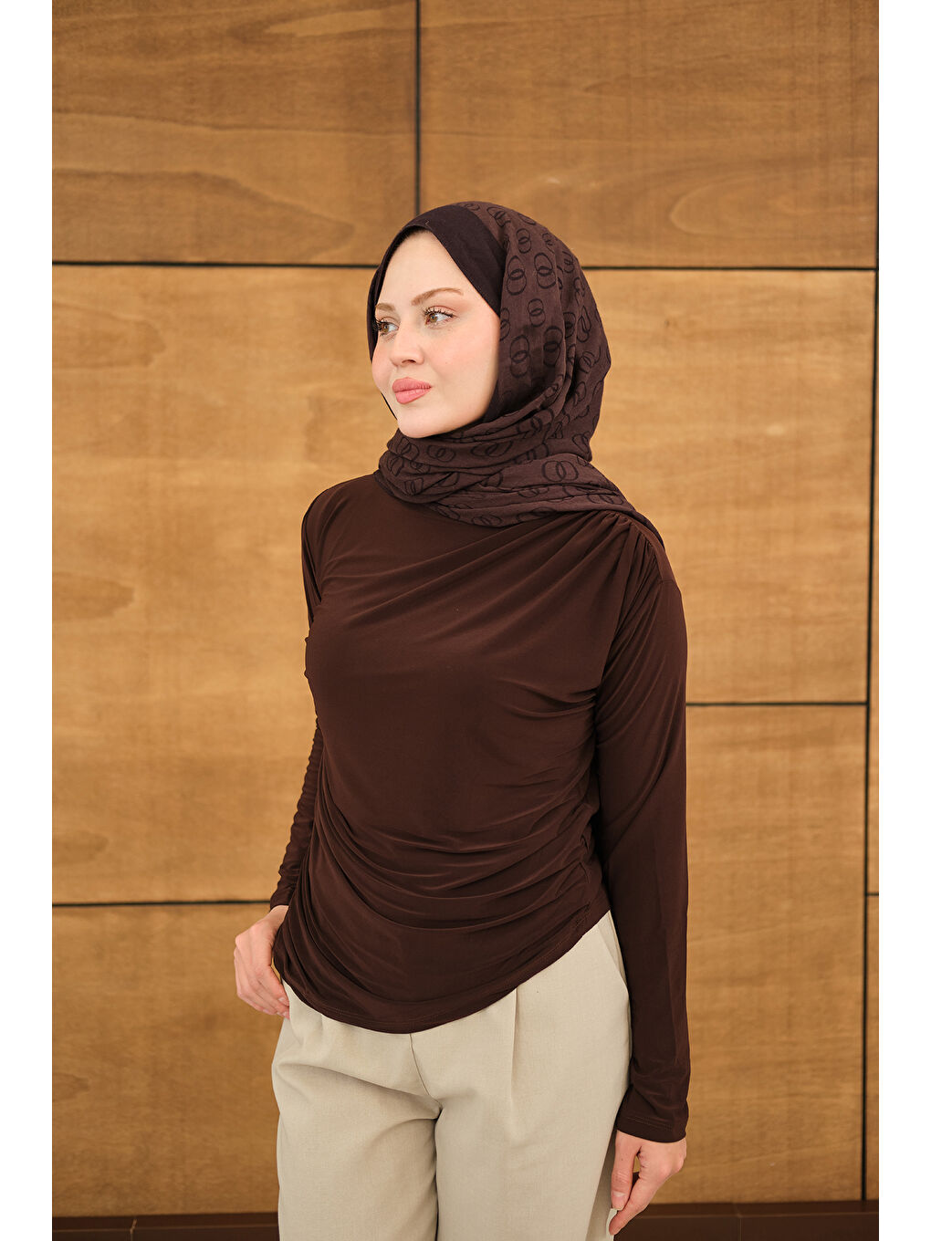 Kadın Uzun Kollu Büzgü Detay Bluz Kahverengi-3