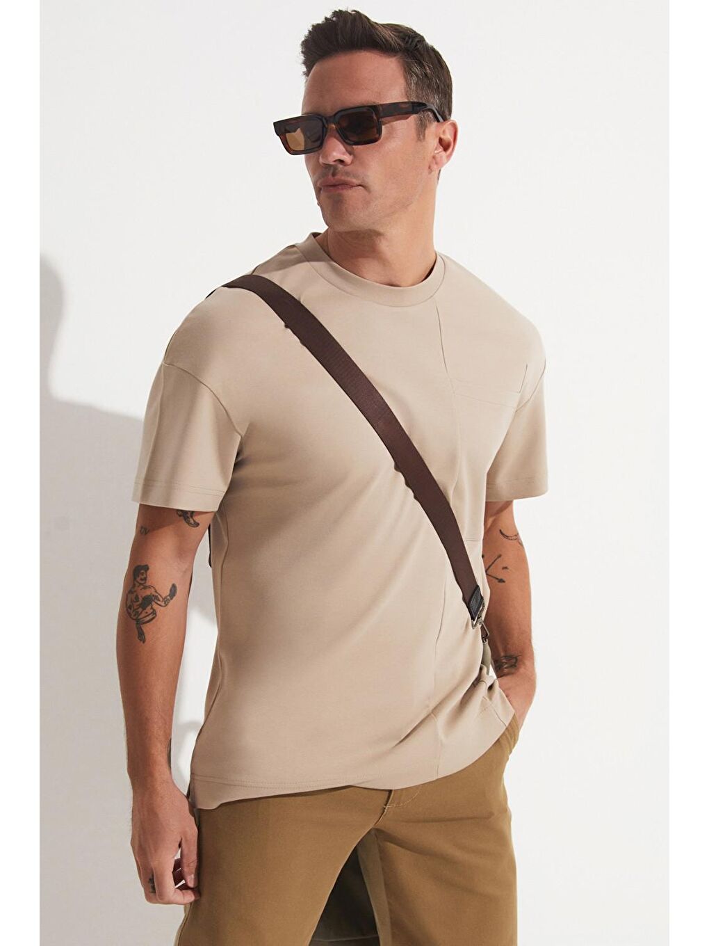 Bej Oversize Cepli Bisiklet Yakalı Erkek Tişört-1