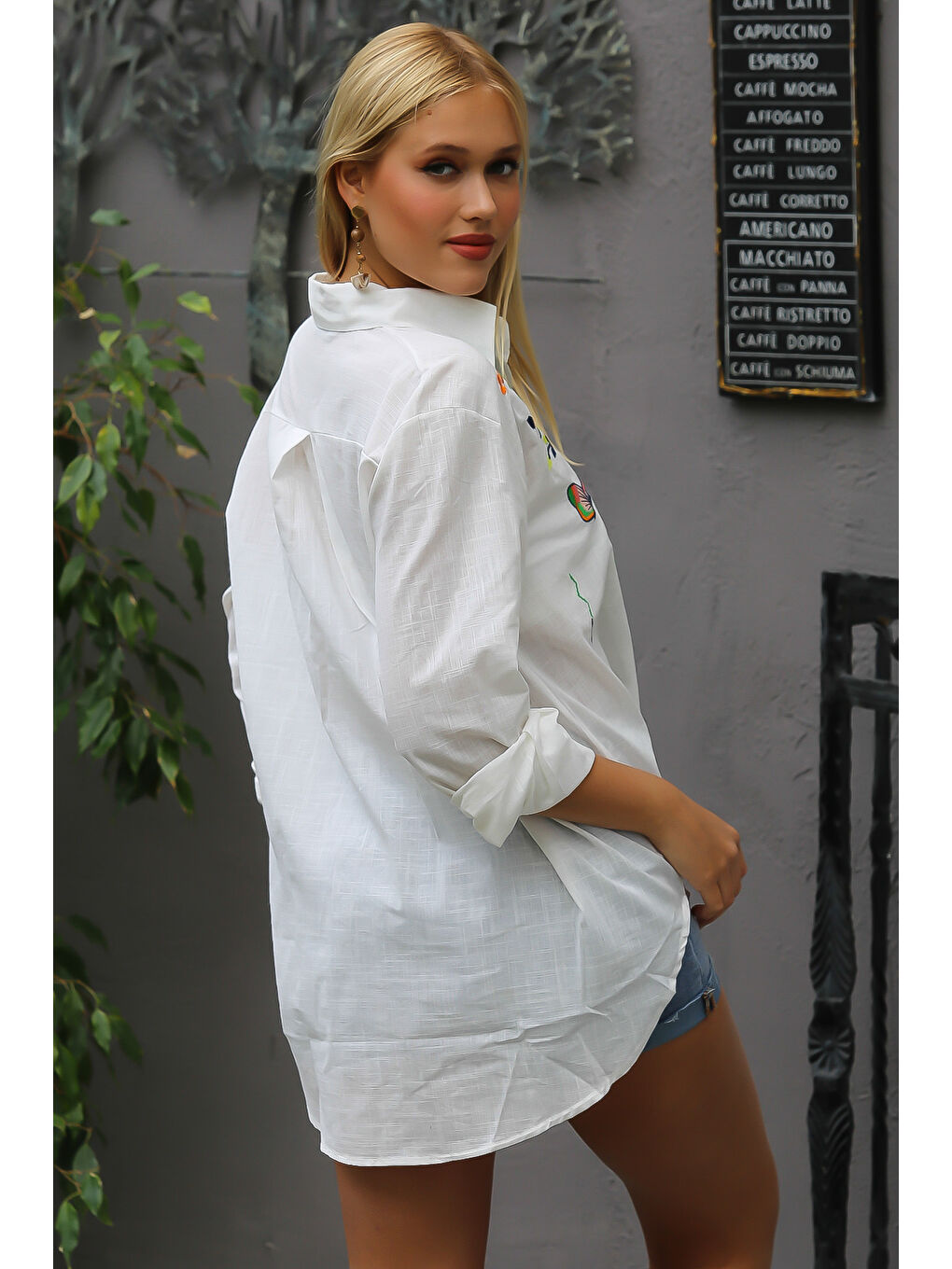 Beyaz Gömlek Yaka Uzun Kol Nakışlı Dokuma Gömlek-1