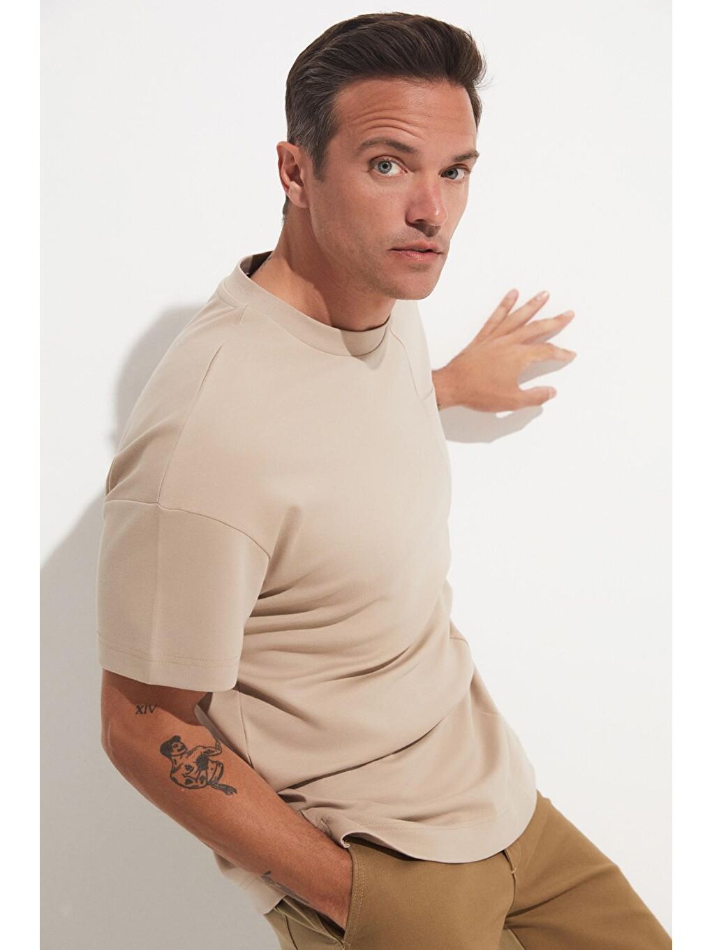 Bej Oversize Cepli Bisiklet Yakalı Erkek Tişört-3