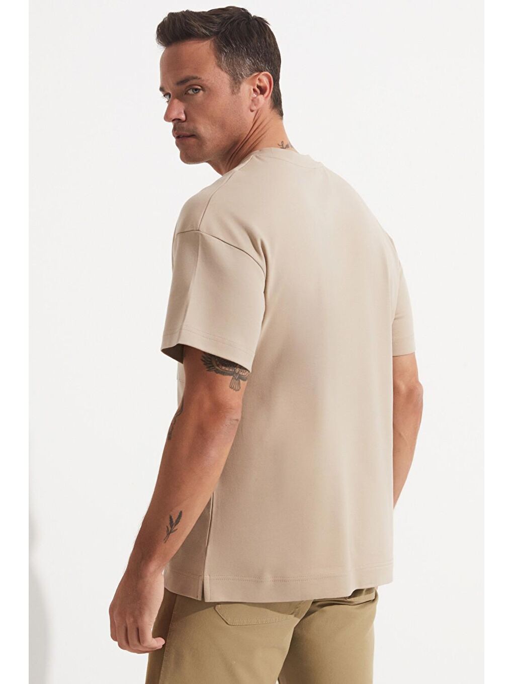 Bej Oversize Cepli Bisiklet Yakalı Erkek Tişört-4