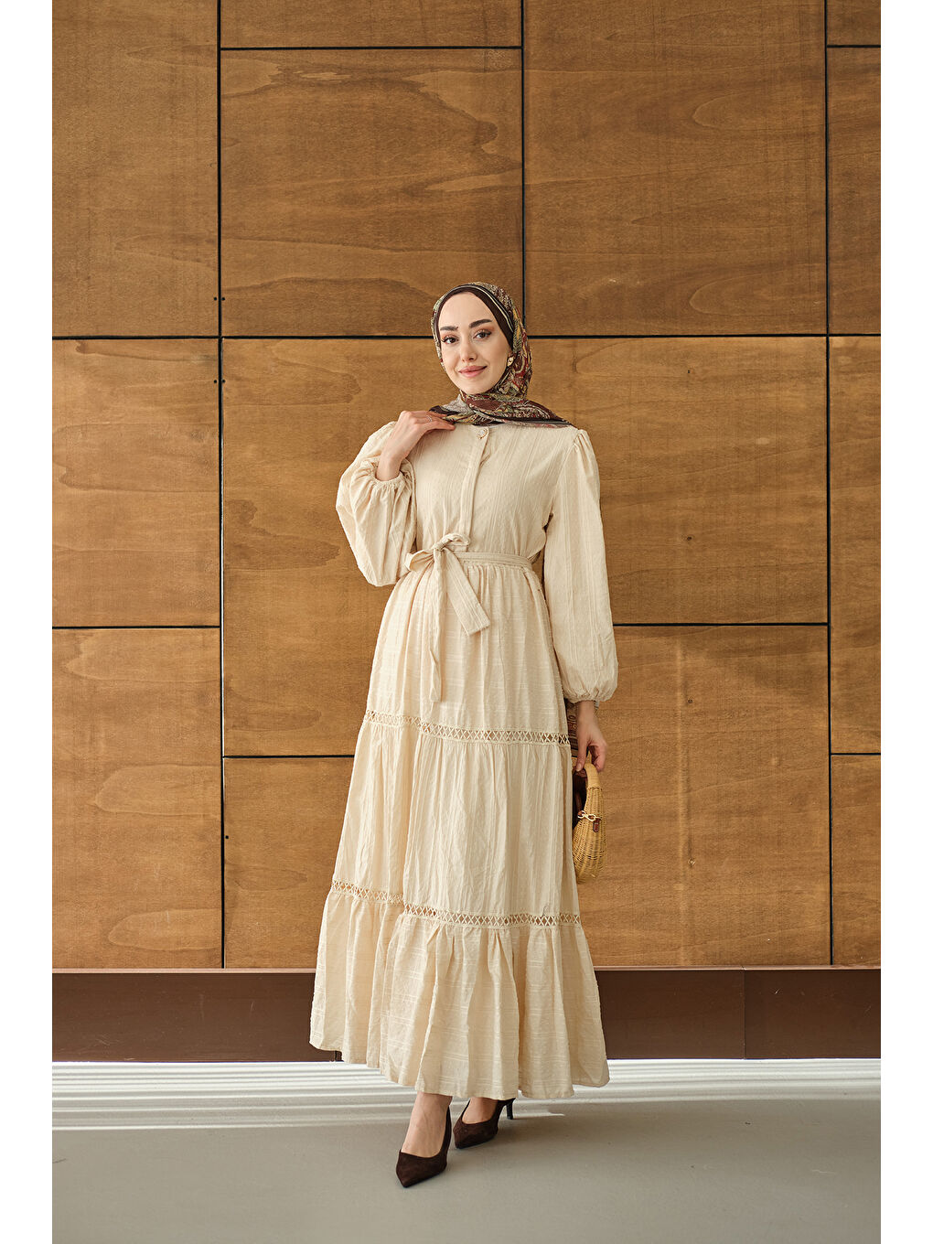 Ekru Kadın Nakış Detaylı Simli Jakar Elbise Krem