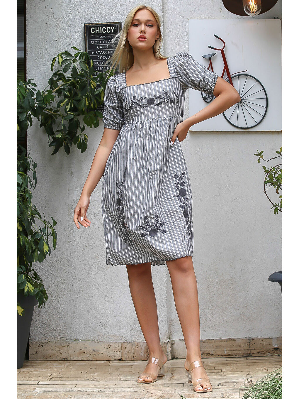 Gri Kare Yaka Büzgülü Kol Nakışlı Dokuma Elbise