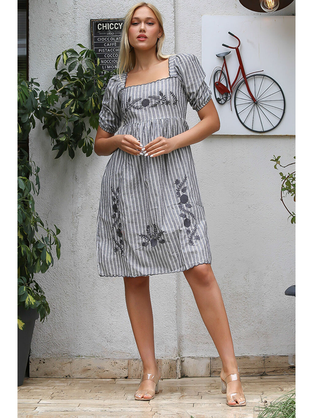 Gri Kare Yaka Büzgülü Kol Nakışlı Dokuma Elbise-4